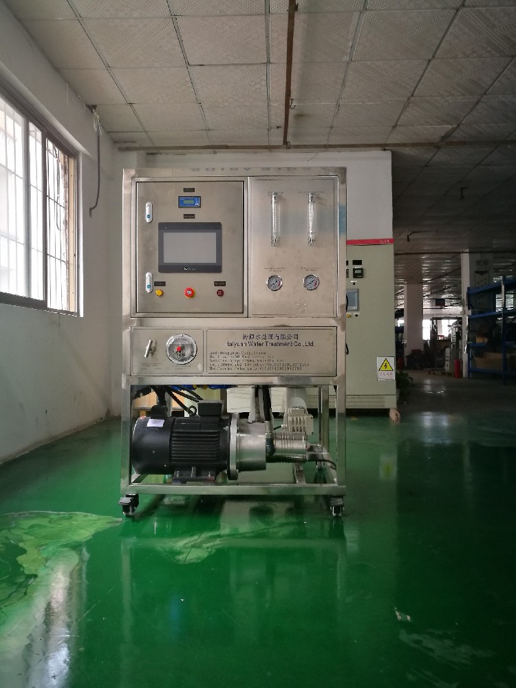 Water desalination plant for boat